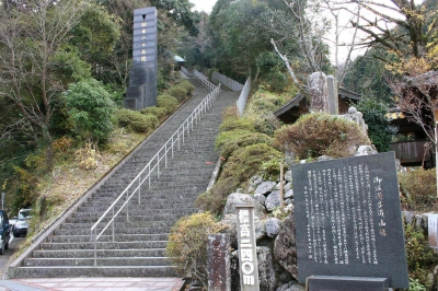 釈迦院御坂遊歩道「日本一（3333）の石段」