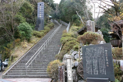 釈迦院御坂遊歩道「日本一（3333）の石段」 | みさとりっぷ